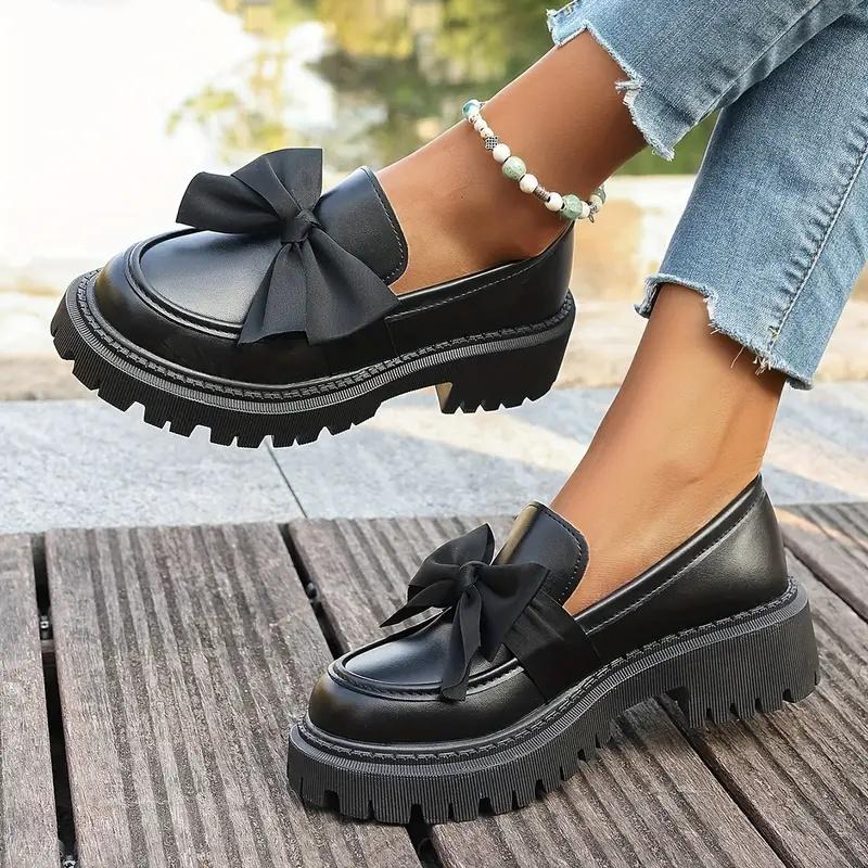 Lacquer leather with high gloss and exquisite bow tie, thick soled loafers