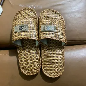 Natural Rattan Home Slippers, Classic Chinese Straw Style, Breathable and Comfortable, Non-Slip Sole, Ideal for Men and Women