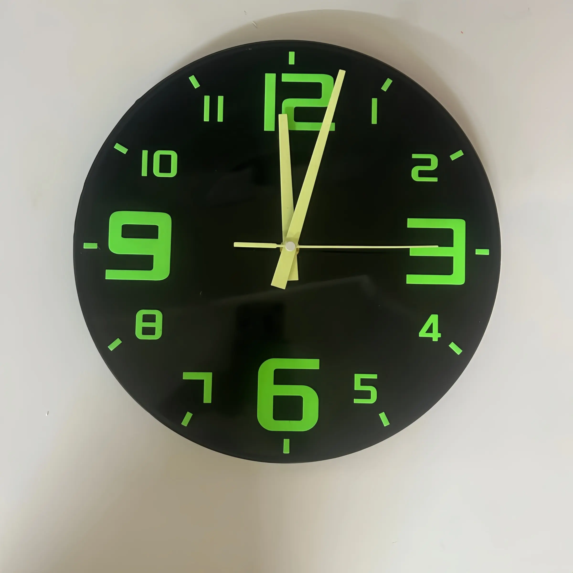 Modern Vinyl Record Wall Clock, Fluorescent Design, Decorative and Functional, Home Decor, Suitable for Living Room, Bedroom, Office