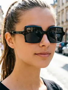 Women's Large Frame Square Sunglasses, Classic and Vintage Tortoiseshell Frames, Ultra-Light Design, Ideal for Travel and Daily Commute