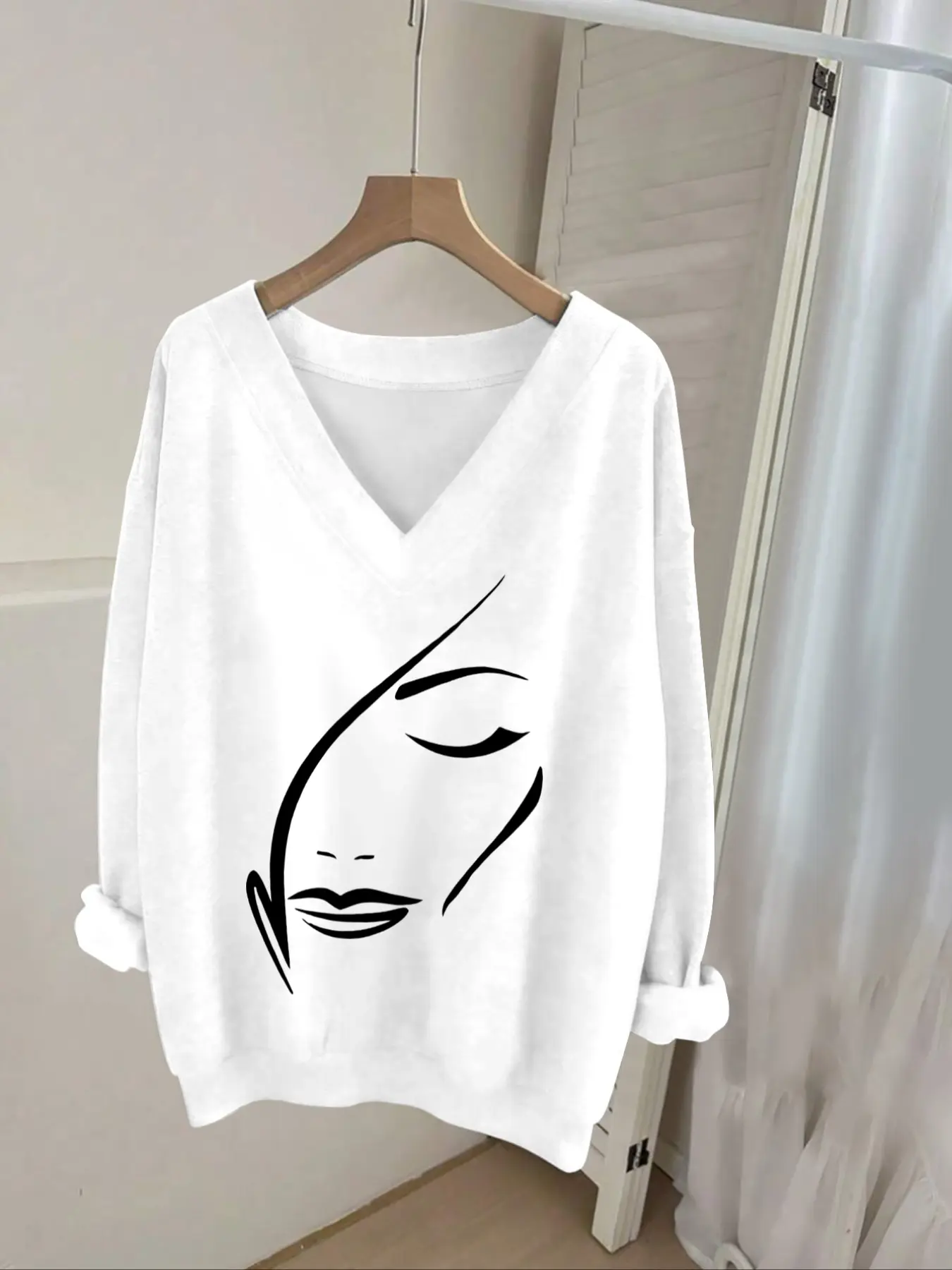 Elegant Women's Casual Top, V-Neck Long Sleeve Sweatshirt, Graphic Pullover, Geometric Graphic Print, Ribbed Hem, Fitted French Style, Suitable for All Seasons, Womenswear, Lady