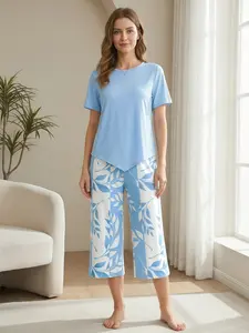 Women’s casual two-piece sleepwear set: solid-color short-sleeve top and printed loose wide-leg capri pants with an elastic waistband; soft and comfortable, suitable for all seasons and ideal for everyday home wear.