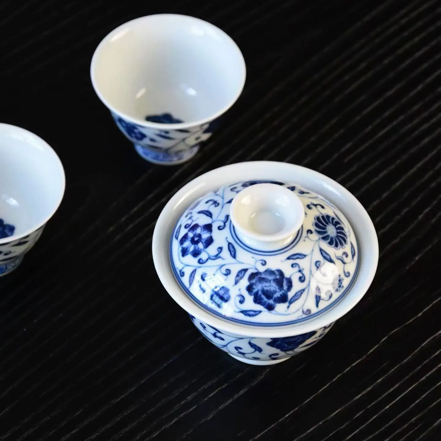 Handgefertigtes Teegeschirr aus Jingdezhen,China:,San-Cai"-Schale aus blau-weiBemPorzellan mit Landschaftsmotiv, Gongfu-Teeservice