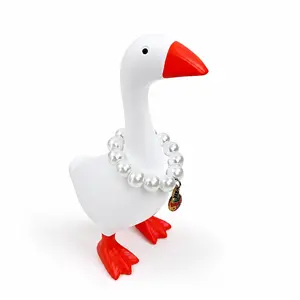 7 Inch Desk Magnetic Goose，Desk Goose Statue Cute Things for Indoor Decor, Porch Goose Key Holder Kawaii Room Decor, Desk Figurines Duck Statue Funny House Warming Gifts，Children's Day gift，Give a pearl necklace as a gift