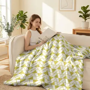 1pcs Triangle Design Pattern Milk Fleece Blanket, All- Season Use| Suitable For Various Occasions| Sofa, Bed, Office, Travel, Pets, Etc. Warm And Comfortable| Soft And Skin- Friendly, Multiple Sizes Available, 2D Printing