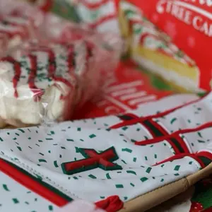 Christmas Tree Cake Batting Gloves