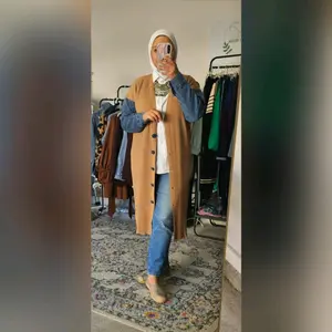 A stylish long cardigan with a modern design that combines comfort and elegance. The sleeves are made of denim, adding a unique and chic touch, while the rest of the cardigan is crafted from a light and flowy fabric. Perfect for casual looks, it adds a fe