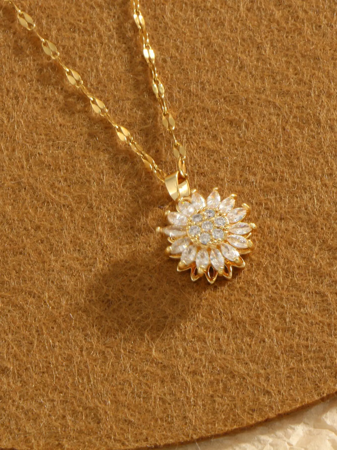 Women's 1 Piece Rotatable Rhinestones Sunflower Decor Pendant Necklace, Elegant All-match Jewelry for Girls Gift, Female Classic Fashion Accessories f