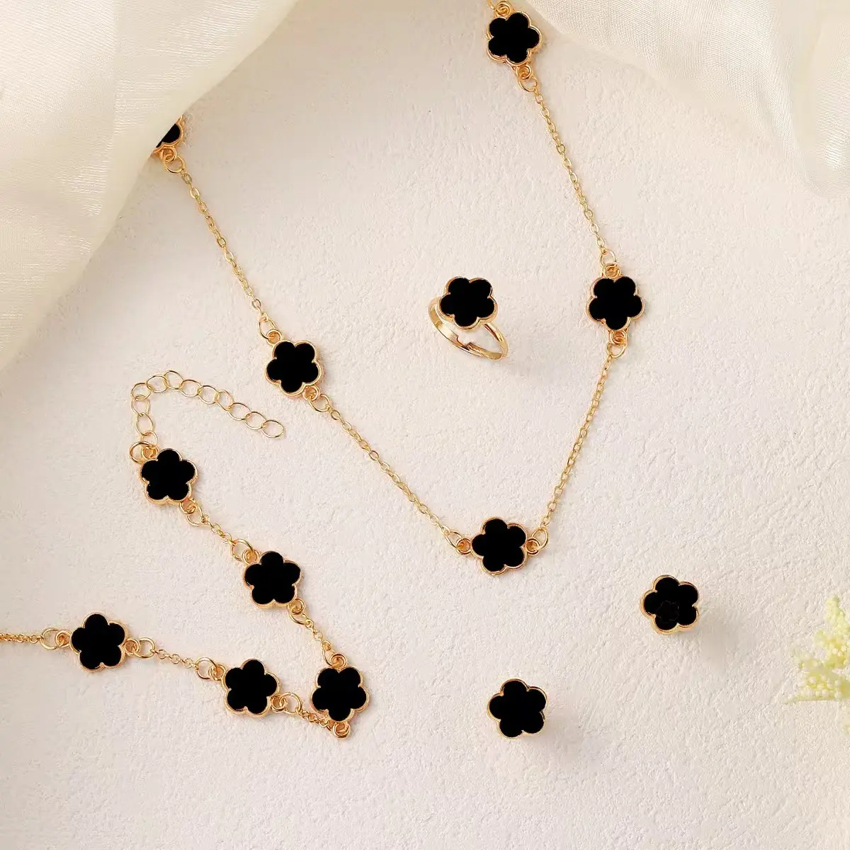 Gold plate black five flower necklace su