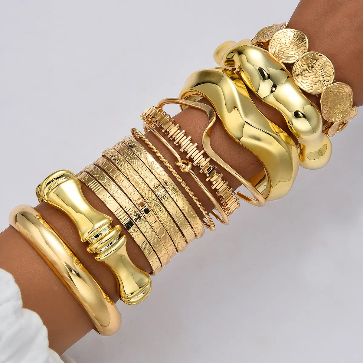 15pcs Women's Vintage Chunky Golden Stackable Bangle Bracelet Set, Boho Textured Multi‑Layer Statement Bangles, Fashion Jewelry for Daily Party Holiday, Gift for Her