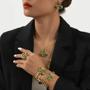 4 pieces/set of luxurious flower shaped jewelry, including a pendant necklace, a pair of earrings, a ring, and a bracelet, suitable for daily wear and gatherings, making it an ideal holiday gift.