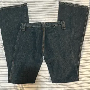 Frankie B. Jeans No Back Pocket Size 4. Waist:28 inseam:33 bootcut