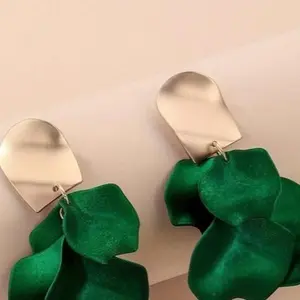 Earings in emerald tone