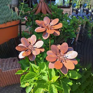 3D Metal Floral Decoration, Rustic Garden Ornament, Weather-Resistant Steel Outdoor Flower Stand, Natural Rust Color, Ideal for Gardens