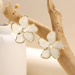 A pair of simple, versatile, and striking camellia earrings with a fresh and elegant style. The three-dimensional white flower and pearl stud earrings are suitable as a gift for a prom, Valentine's Day, or a date.