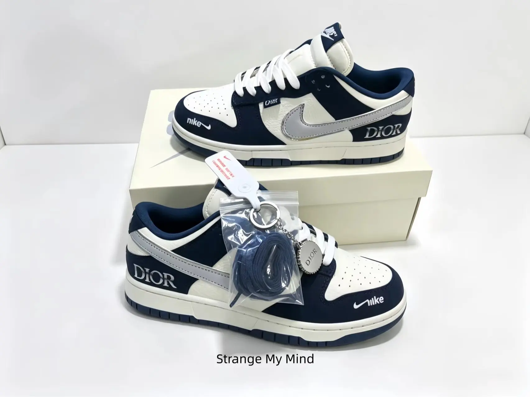These low-top casual sneakers combine off-white and navy blue panels with silver side detailing, delivering clean vintage style suitable for daily street outfits.