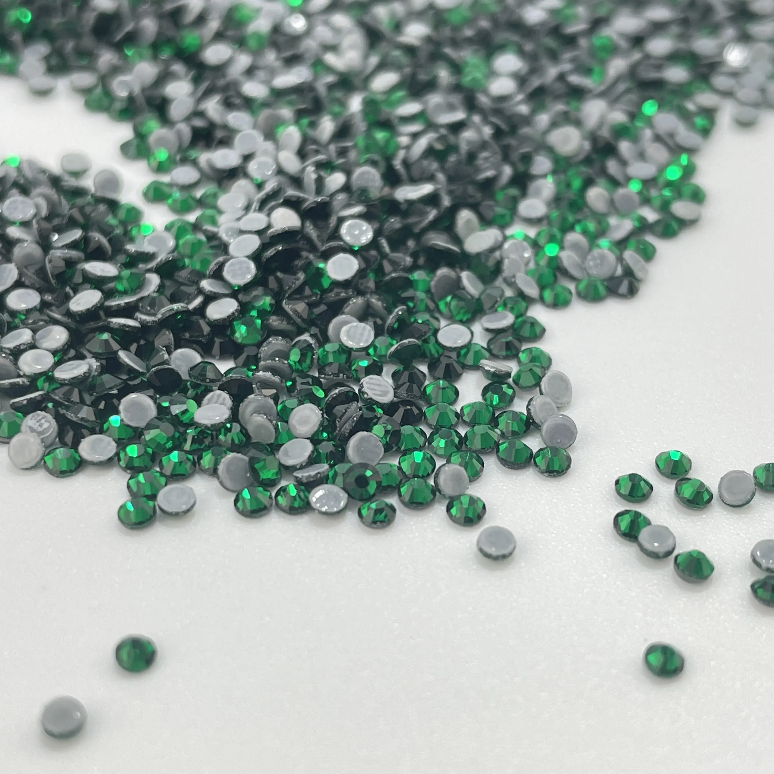 2880Pcs ASFA128 Emerald SS6 Shiny Flat Back Hot Fix Rhinestones, SS6 Pattern, Unisex Use for Crafts, Apparel Embellishments, DIY Projects, Round Stones