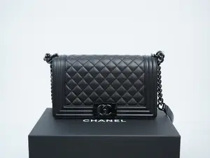 Pre-owned CHANEL caviar calfskin Crossbody Bags SO BLACK Caviar Quilted Medium Boy Flap