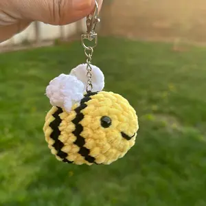 Hand crocheted bee keychain llavero de abeja