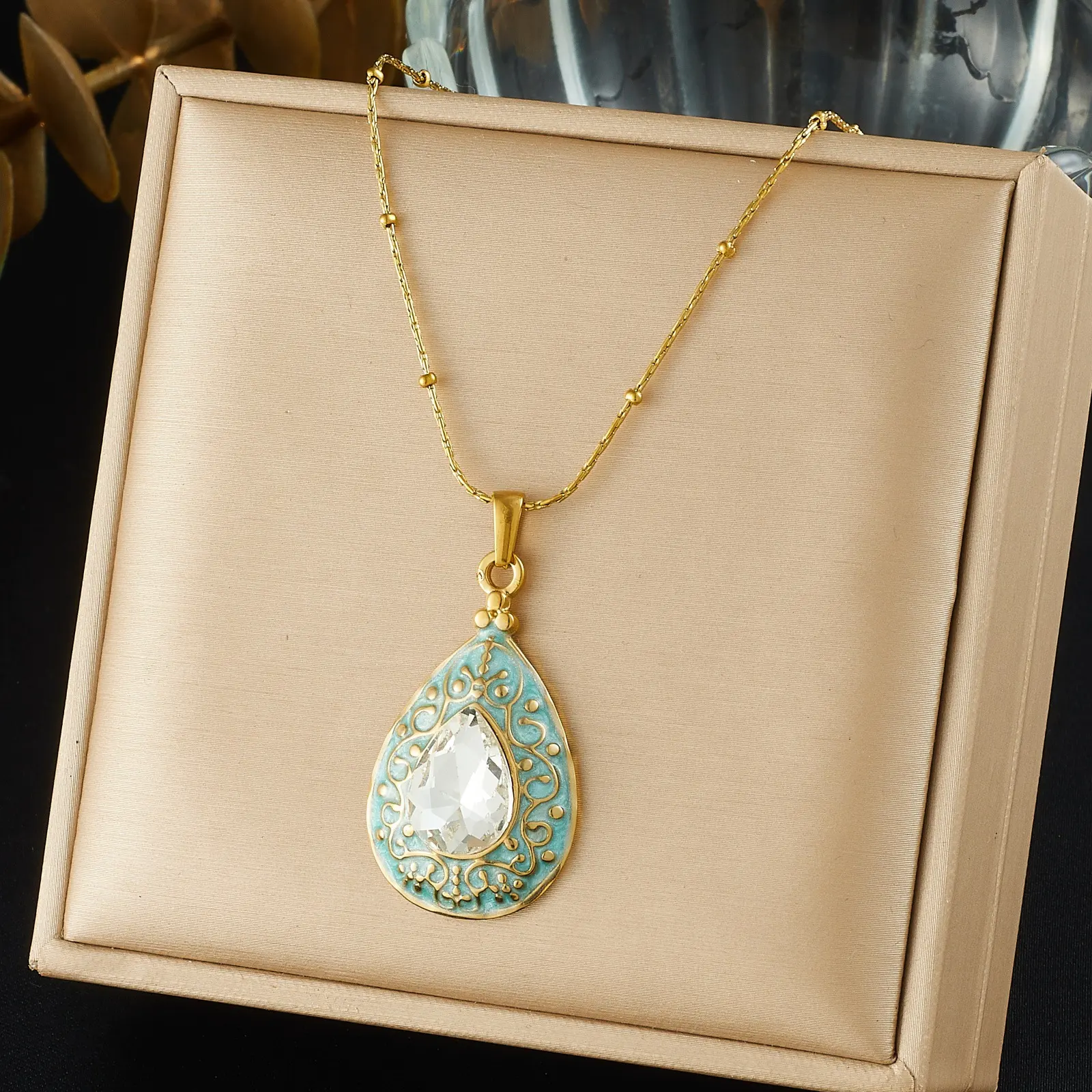 French vintage blue oil-drip carved water drop necklace, light luxury style, diamond-embellished, gold-plated stainless steel collarbone chain, women's unique and trendy accessory