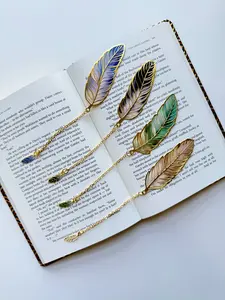 Elegant Feather Metal Bookmark with Chain – Gift for Book Lovers