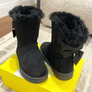 Women's Ringston Two Bow Fur Boots 922 - Stylish Winter Footwear with Plush Lining and Elegant Bow Detail