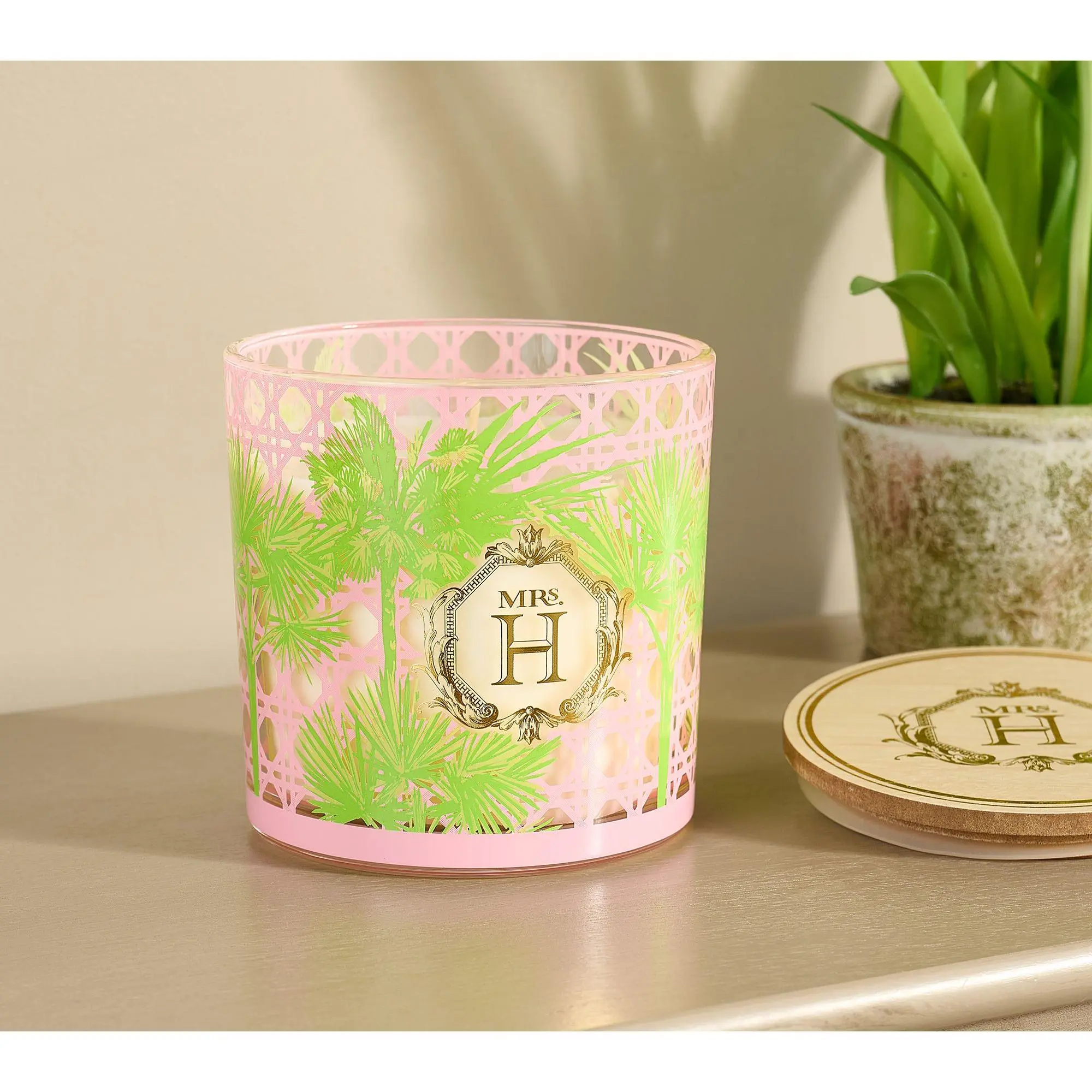 Mrs. H by Dee Hilfiger 22oz Bamboo Palm Candle with Wooden Lid Mrs. H by Dee Hilfiger 22oz Bamboo Palm Candle with Wooden Lid