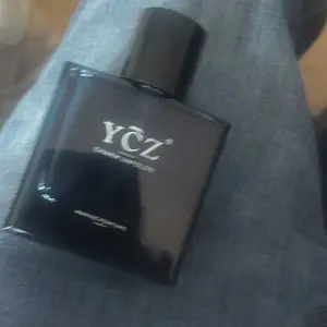 YCZ Midnight Gentleman Eau de Parfum 50ml - Lasting Oriental Woody Scent with Vanilla Orchid & Sandalwood Notes for Enhanced Confidence & Charm - Aromatic Marine Perfume Spray for Men - Fragrances Blue