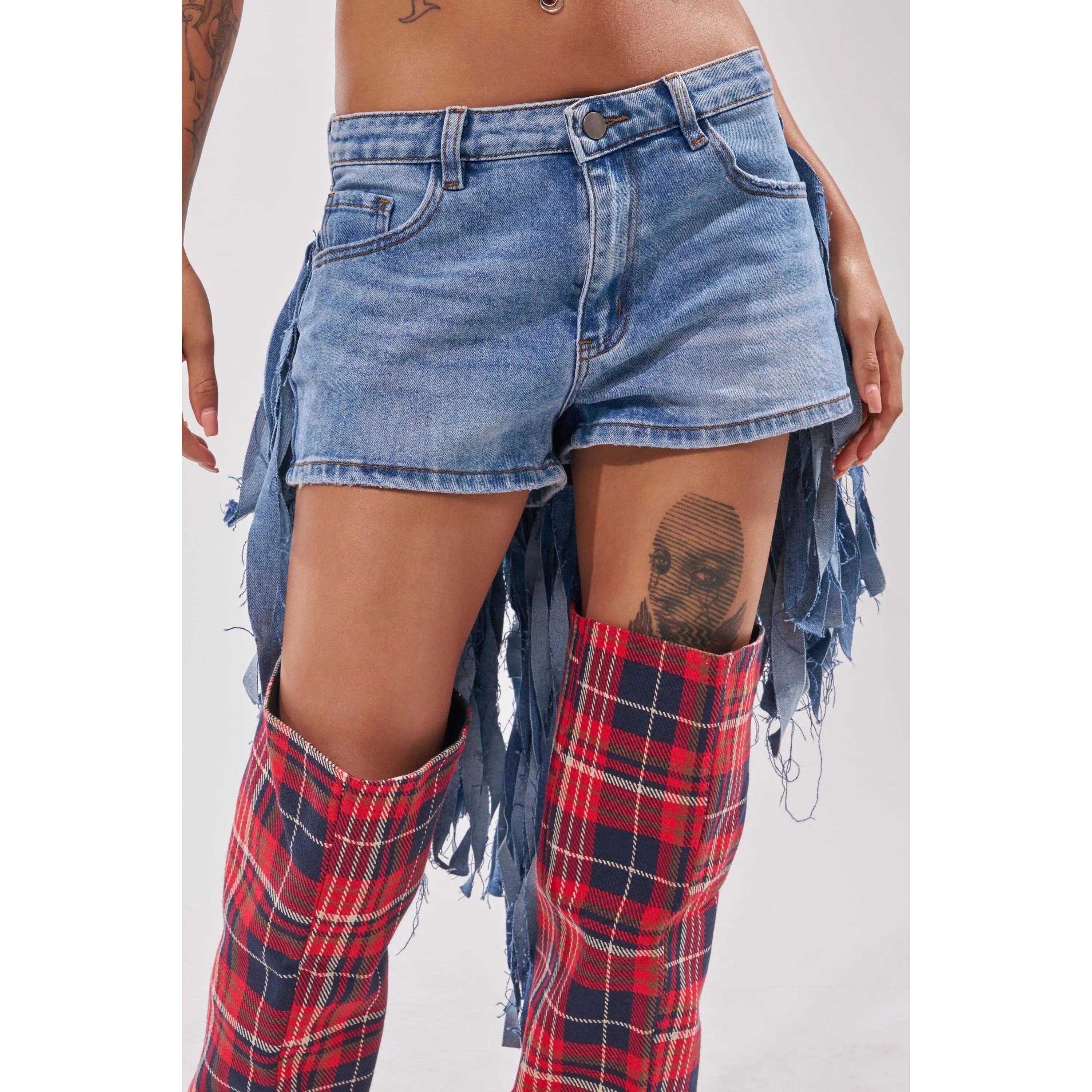 TURN AROUND DISTRESSED DENIM SHORT
