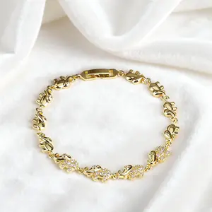 1pc Women's Elephant Family Bracelet - 18K Gold Plated Golden-Plated Adjustable Chain with Red Synthetic Accents, Sparkling Embellishments & Heart-Shaped Charms, Mothers Day Birthday Anniversary Jewelry Gift, Elephant Jewelry, Whimsical Charm