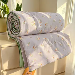 1 pc of small floral print summer quilt, super soft and skin-friendly air-conditioned quilt, suitable for use in all seasons, bedrooms, and living rooms