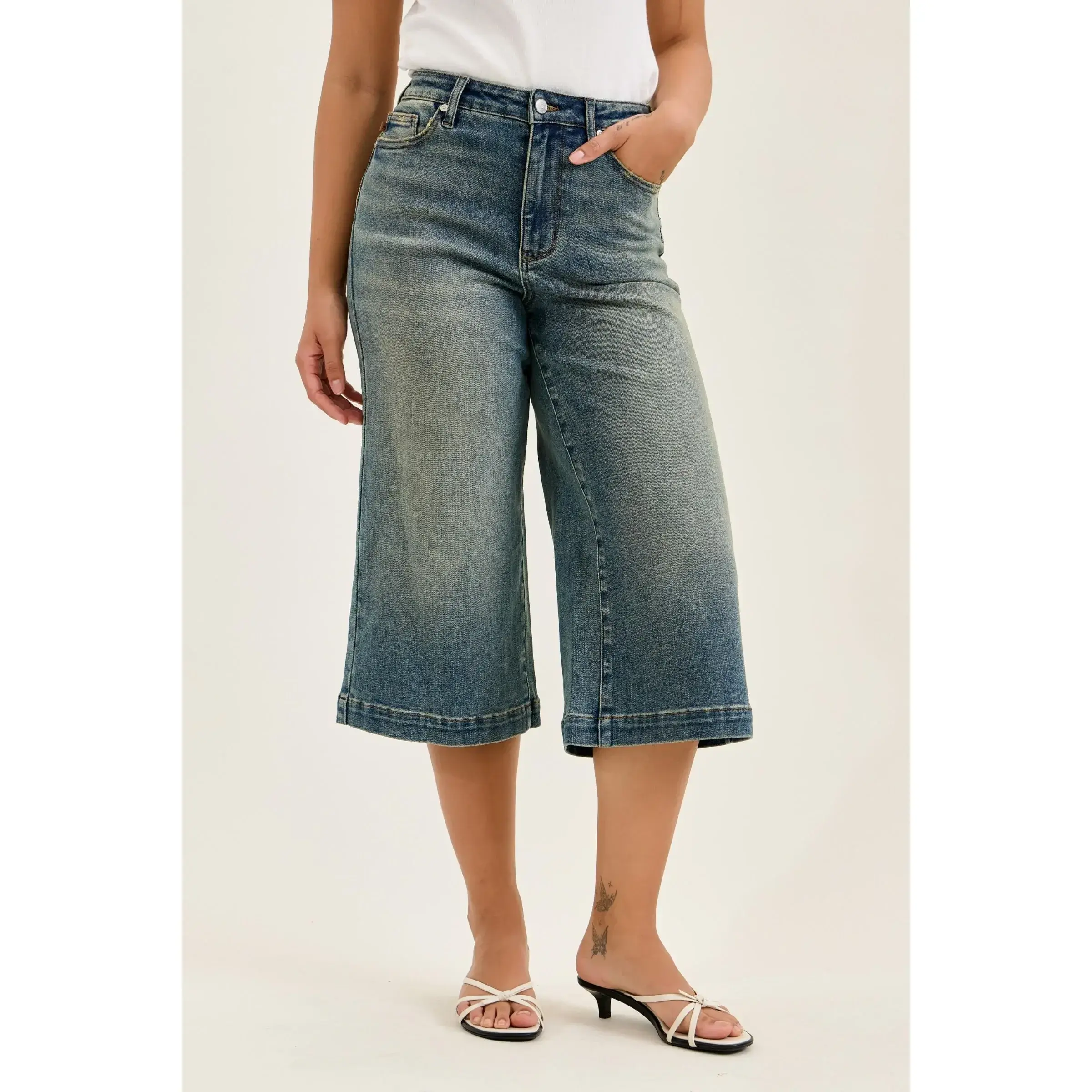 Judy Blue High Waist Marian Culotte with Side Shaping Seams Jeans Medium Warm Tinted Indigo 881143, Stretchy Cotton Denim Womenswear Bottom, Chic Trendy Style Vintage