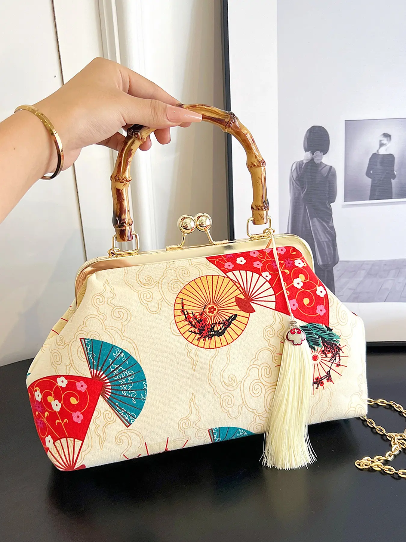 A small retro elegant crane embroidered bag, with classic bamboo tassel pendant and hand-held design, chain can be worn cross-body, mobile phone bag, Crossbody Chain Bag, All seasons handbag, suitable for shopping, afternoon tea