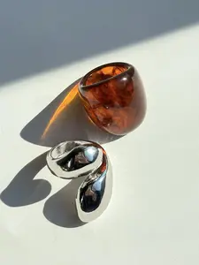 A set of 2 exquisite, fashionable, niche, personalized, and uniquely designed resin and metal ring sets, featuring brown resin rings and silver twisted geometric rings, perfect for ladies' daily commuting, party dressing, and jewelry wear