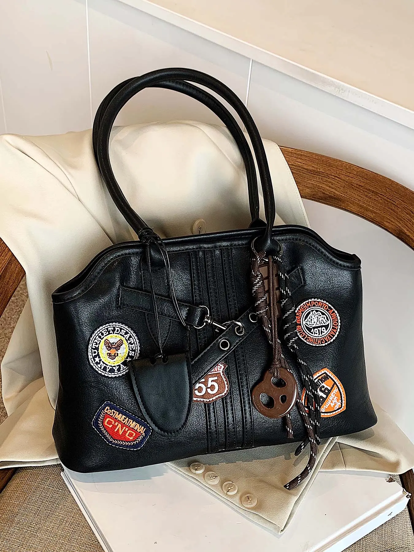 Retro style fashion multi-element decorated single shoulder tote bag, personalized modeling trend leisure and casual single shoulder bag,  design punk style artistic， suitable for students daily commuting, shopping, etc., Pu Tote Satchel