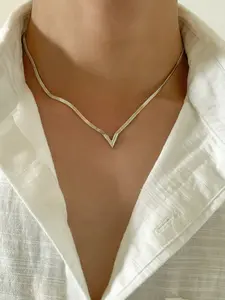 Creative V-Shape Copper Flat Snake Chain Necklace, Street Style Modern Criss Cross Design, Zinc Alloy Pendant, All Seasons Fashion Jewelry