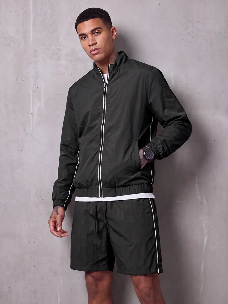 Men’s outdoor casual sports set, breathable windproof stand-collar jacket + casual shorts, quick-dry fabric, regular fit, suitable for daily commuting and outdoor activities—ideal for hiking, running, travel, fishing, and cycling; casual outerwear.