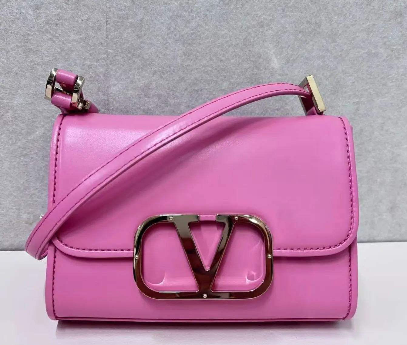 Pre-owned Valentino leather Crossbody Bags Garavani Feminine Pink Smooth Calfskin L 22377169