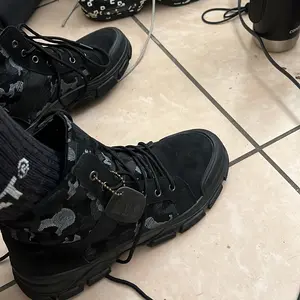 Large size comfortable men's anti slip and windproof high top lace up hiking boots, suitable for outdoor walking, running, and all season wear, motorcycle boots and military boots tactical boots