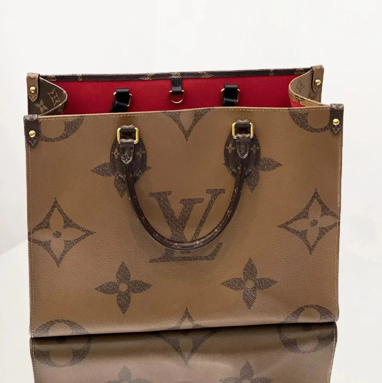 Pre-owned leather Tote Bags Louis Vuitton OnTheGo MM – Monogram Giant Tote with Red Interior