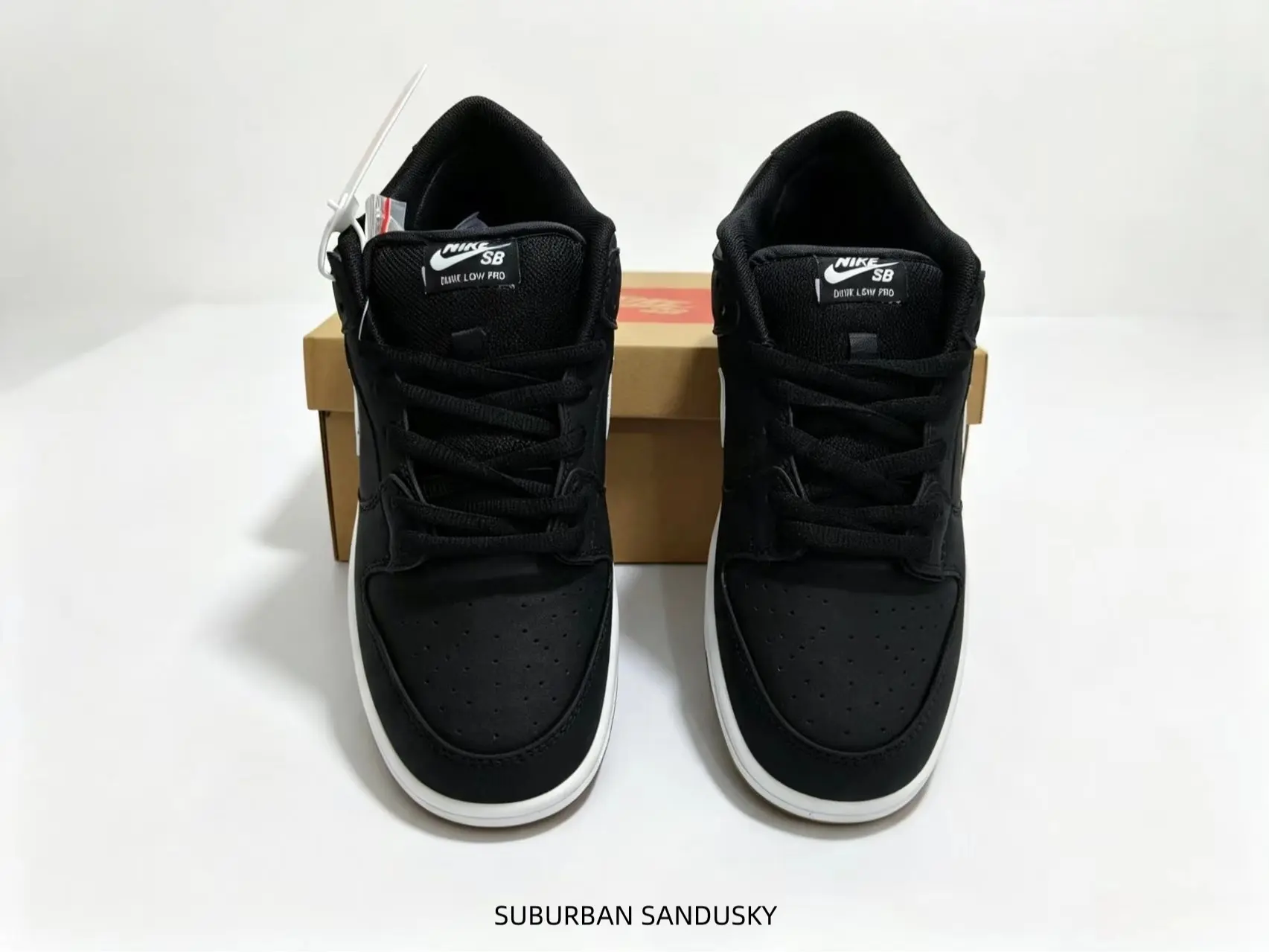 These classic black low-top sneakers feature clean white midsoles and premium upper material, offering great comfort to match all your casual streetwear outfits every single day.