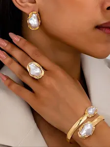 4 Piece Vintage Faux Pearl Jewelry Set, Elegant Set, Retro Design Ring Earrings Bracelet, Fashionable Gift for Parties and Daily Wear, Jewellery Gift Set, Trendy Jewelry Set