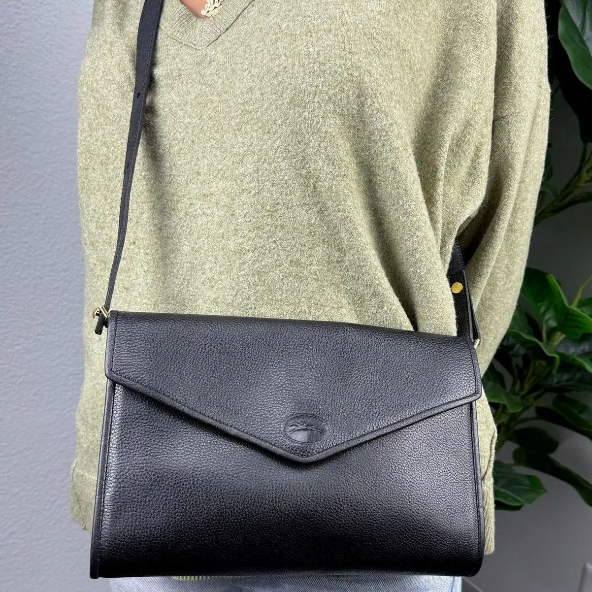 Pre-owned leather Crossbody Bags Authentic Longchamp Women's Lightweight Pebbled Black Envelope Flap Crossbody Bag for Travel, Dinners, Phone Storage, Keys, Compact Wallet, "What's in My Bag" Content