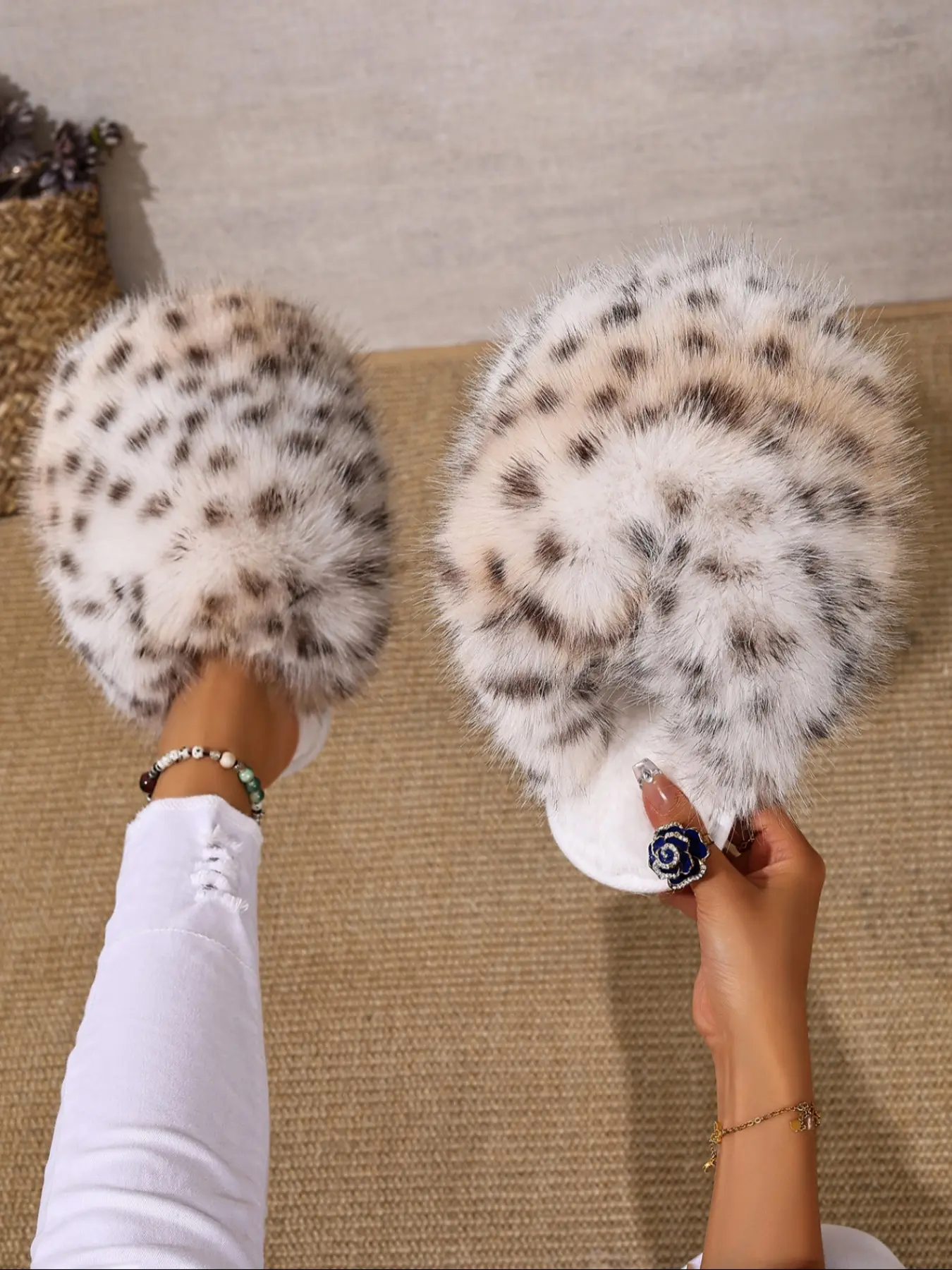 Joyful candy-colored ultra-soft faux fur ladies' slippers, Christmas season ladies' plush slippers with a fluffy interior design, warm and comfortable autumn winter House slippers, Fur Slides