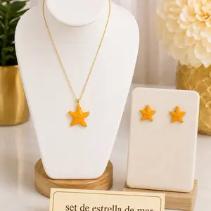 Hermoso y delicado set de estrella de mar . Incluye cadena y aretes . Chapado en oro laminado 14k . Uso diario