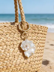 Asymmetrical natural shell conch keychain, exquisite marine style shell bag pendant, beach, summer, fashionable and exaggerated women's natural jewelry accessories, bag decorations. Great for holidays, birthdays, parties, wedding season, girls' day gifts