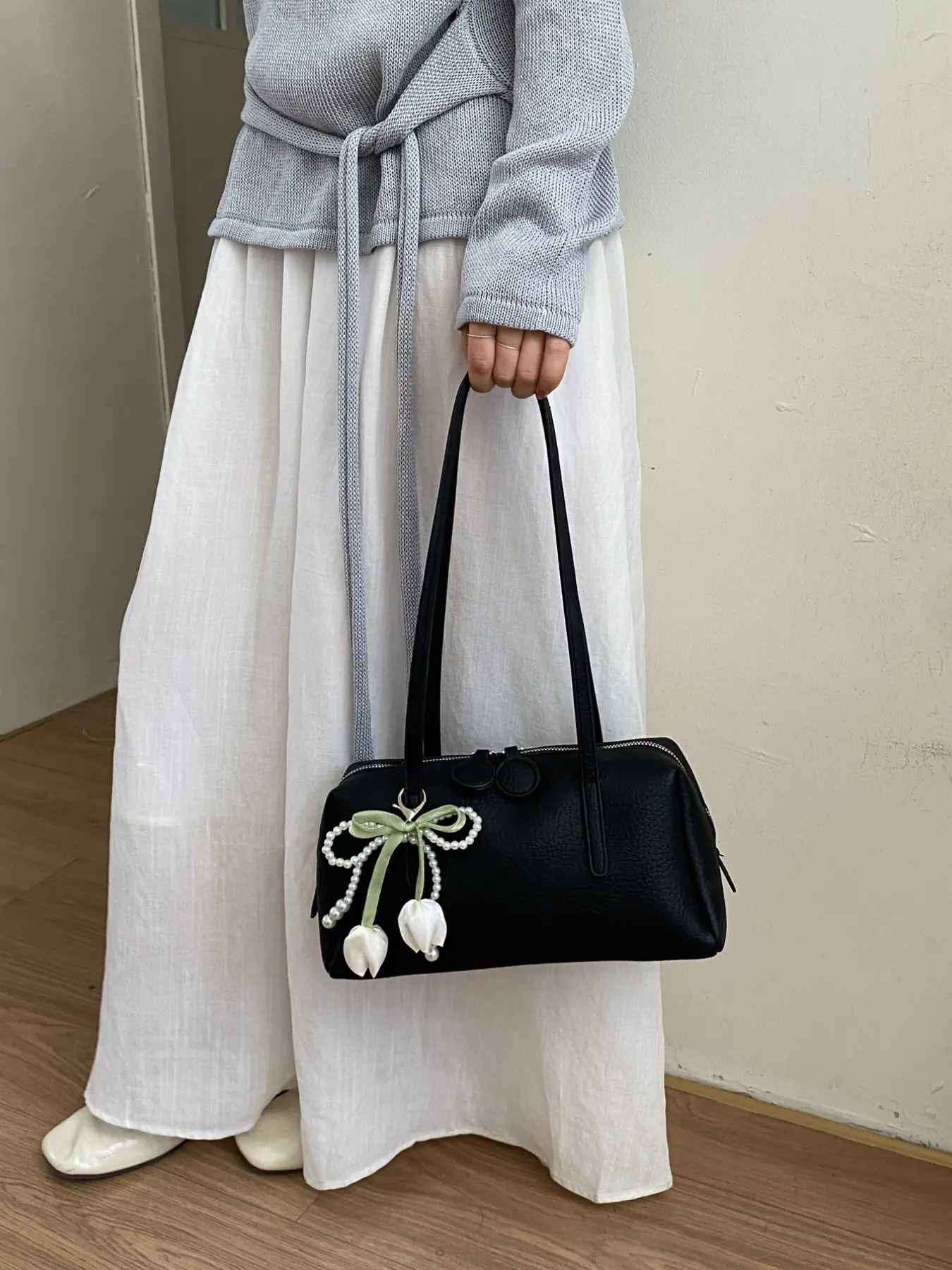 Boston Tote Bag with Flower Charm, Elegant Plain PU Leather Shoulder Bag, Versatile Daily Use, Perfect for Shopping and Commuting