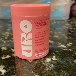 Product Review of URO Women's Probiotics - 60 Count (Pack of 1) - Prebiotic and Probiotic Capsules for Healthy pH Balance and Odor from K**K N**💋