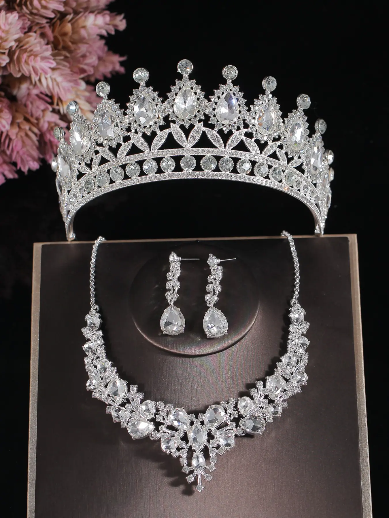 A set of bridal accessories, Teardrop jewelry set, including a rhinestone crown, necklace, earrings, suitable for weddings, parties, gatherings