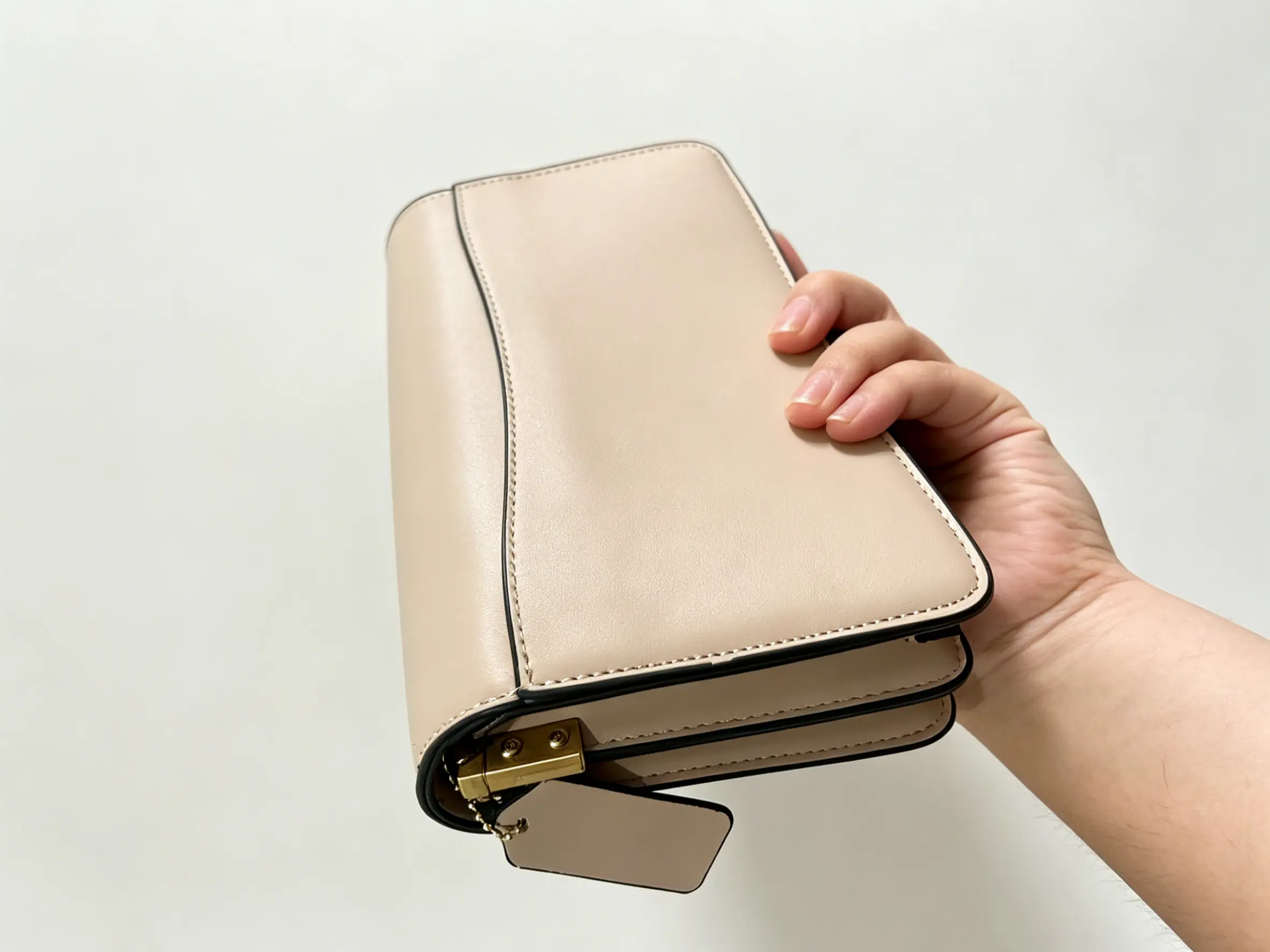 Women's Chic Shoulder Bags with Gold Hardware - 2026 Stylish Everyday Purses for Casual & Work Use